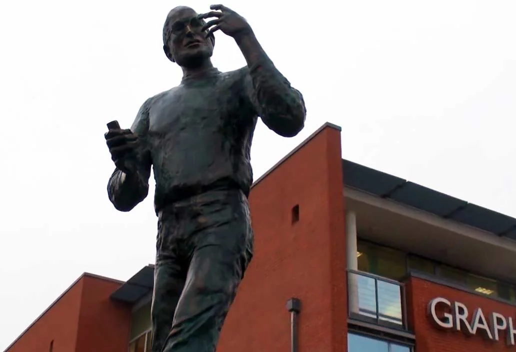 patung Satoshi bertempat disamping patung Steve Jobs - Graphisoft Park, Budapest - Hungaria